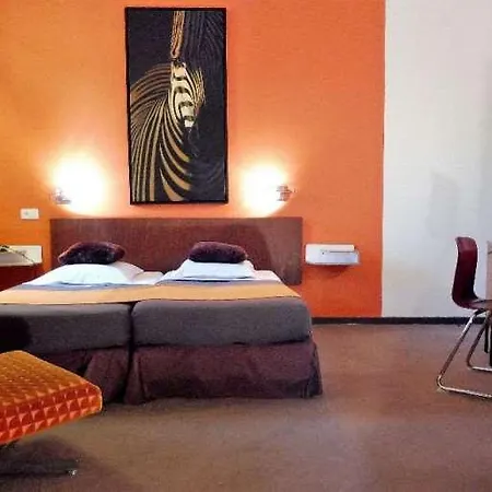 Отель Cit'ha'tel Oasis D'avignon